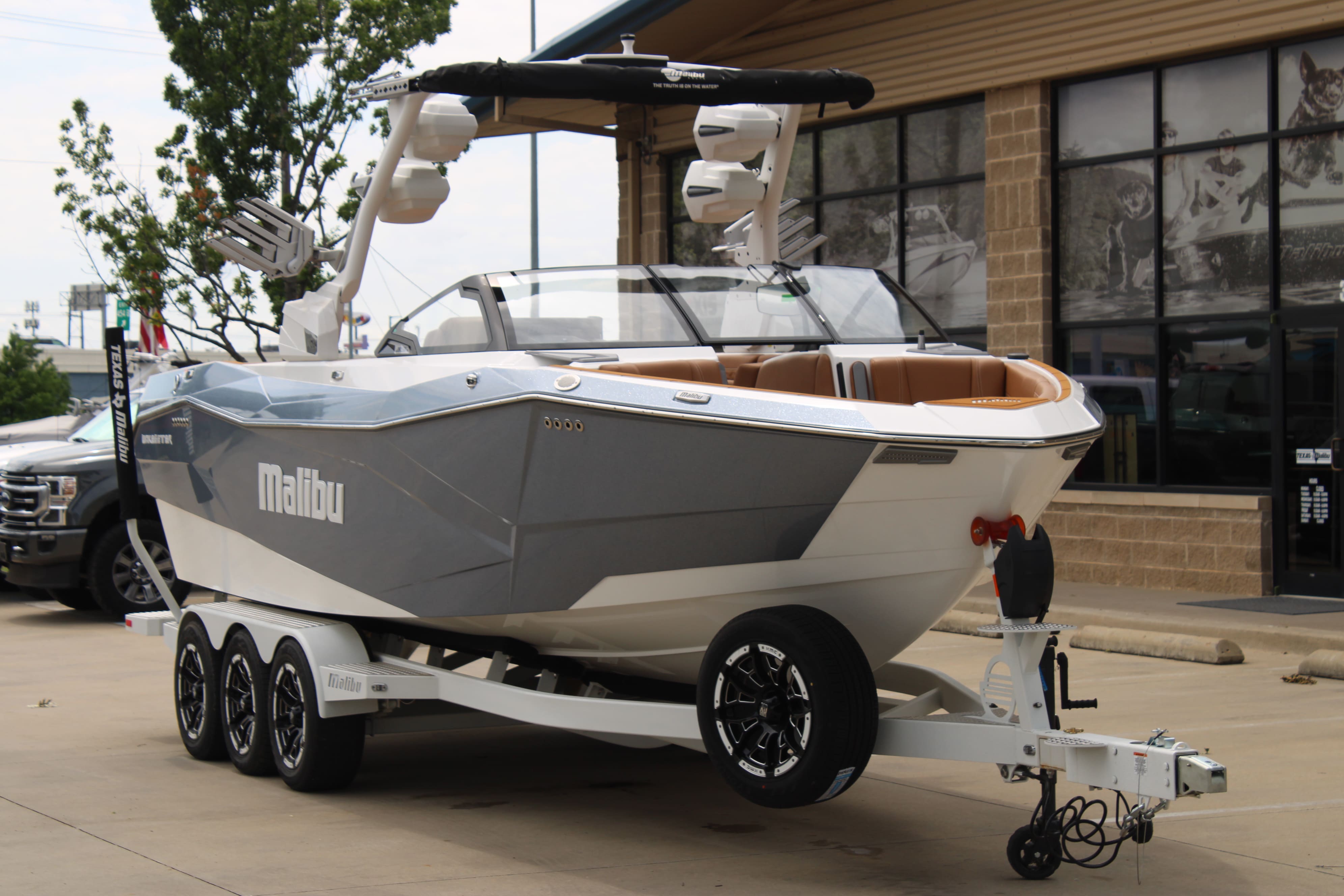 2025 Malibu 26 LSV Icon